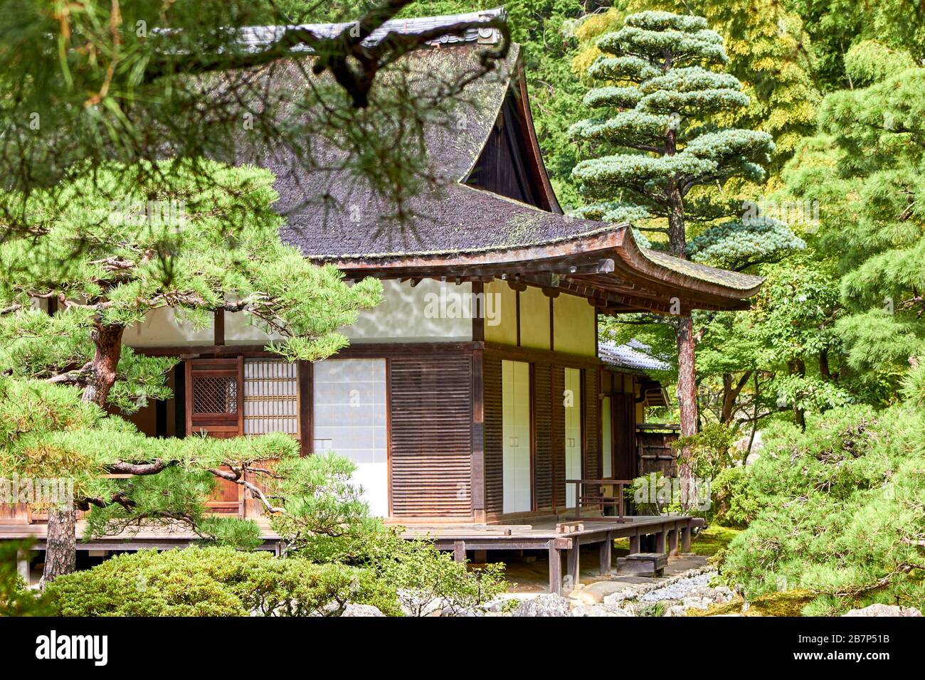 Traditionelles Teehaus im japanischen Garten Stockfoto