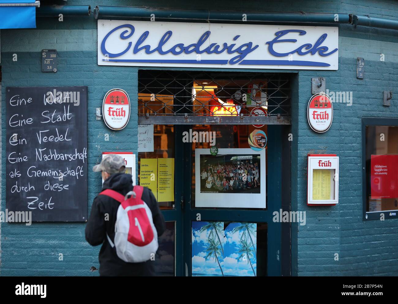 Köln, Deutschland. März 2020. Eine Person steht vor einem geschlossenen Restaurant. Mit ein paar Worten auf der Tafel verabschiedet sich ein Vermieter von seinen Gästen. Kneipen und Restaurants in Nordrhein-Westfalen mussten seit dem Nachmittag geschlossen bleiben. Credit: Oliver Berg / dpa / Alamy Live News Stockfoto