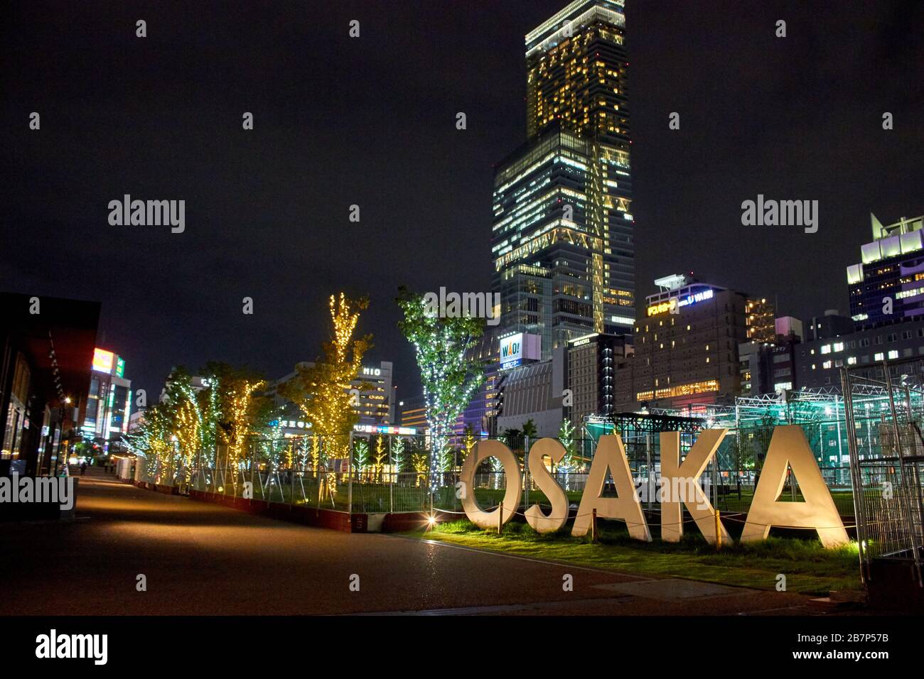 Osaka City Schild nachts im Park Stockfoto