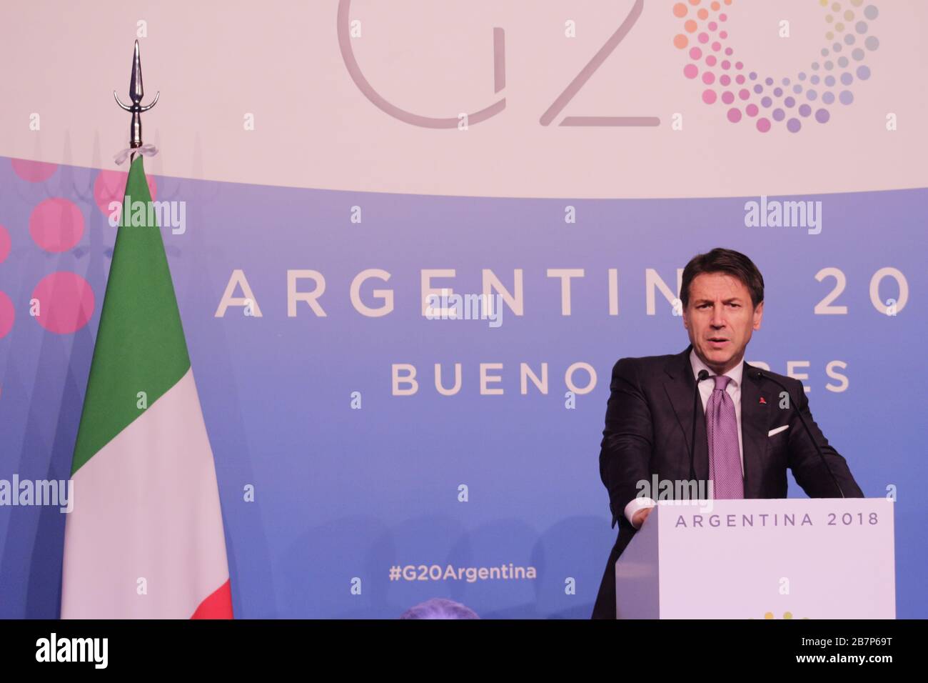 Giusseppe Conte italienische Premiere während der Konferenz Stockfoto