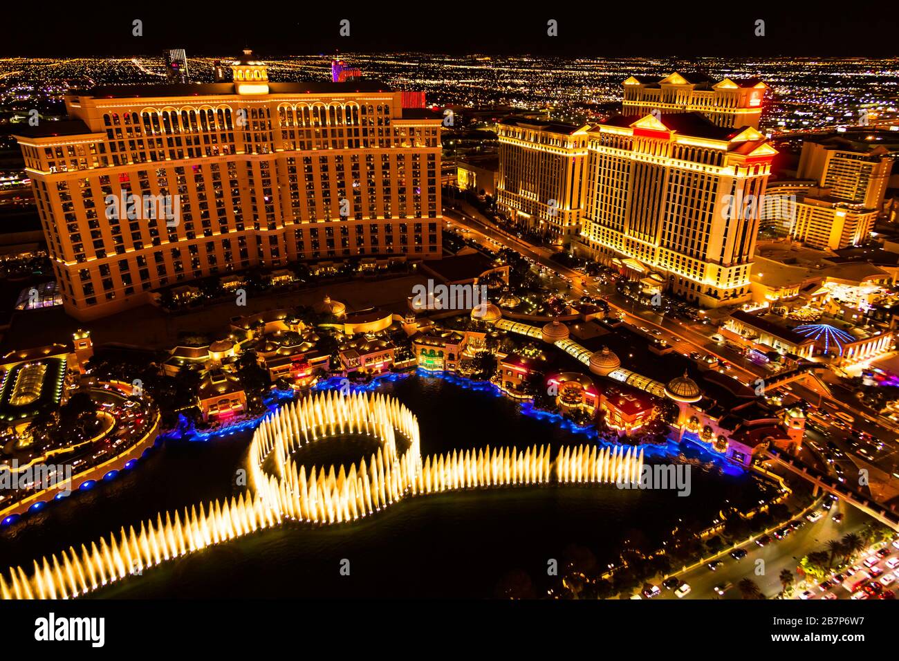 Springbrunnen und Hotels am Las Vegas Strip nachts Stockfoto