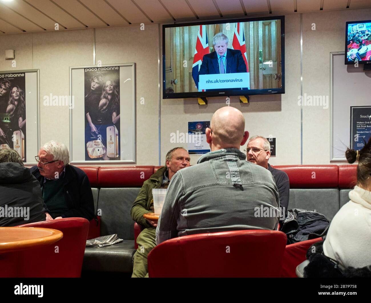 Passagiere auf der Ben-My-Chree-Fähre zur Isle of man und wichtige fernsehankündigungen zum Ausbruch des COVID-19-Virus im Jahr 2020 Stockfoto