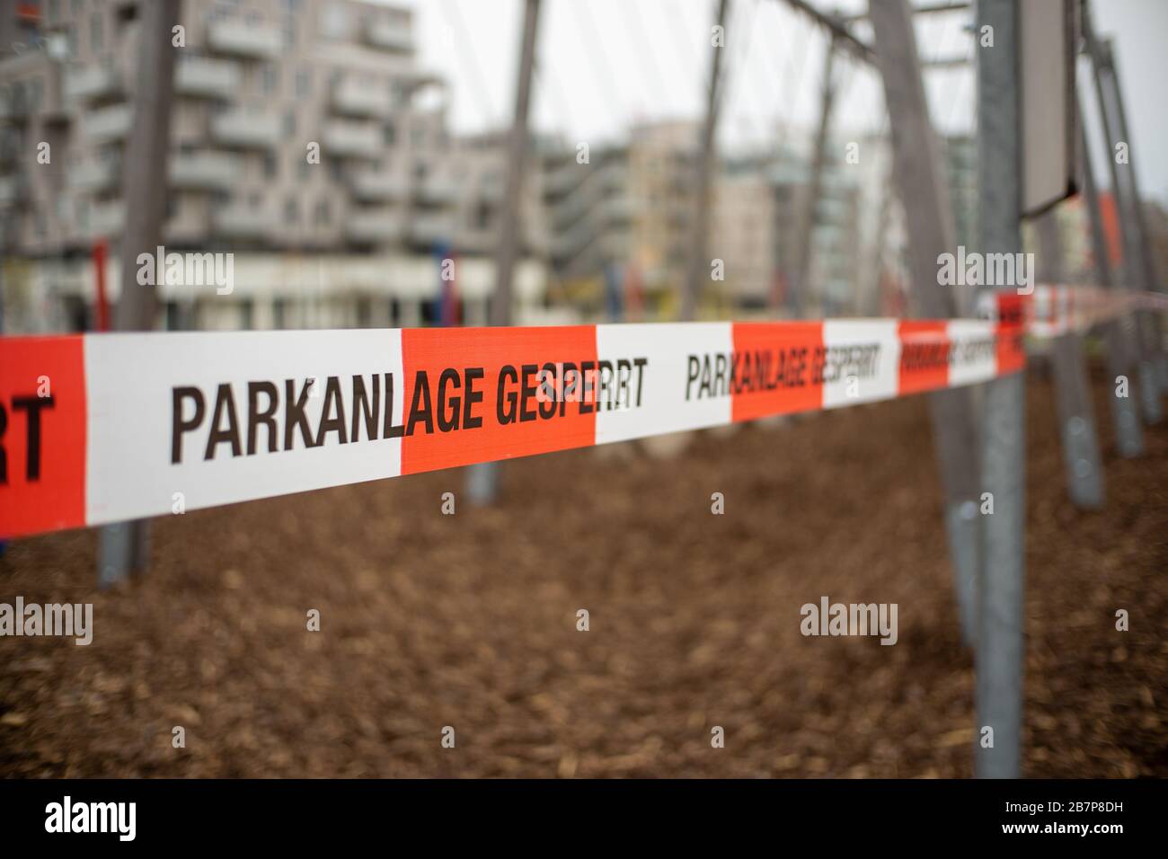 Wien, Österreich - 03.17.2020 Spielplatz wegen Corona-Viruskrise geschlossen. Die deutschen Wörter "Parkanlage geperrt" bedeuten, dass der Spielplatz geschlossen ist. Stockfoto