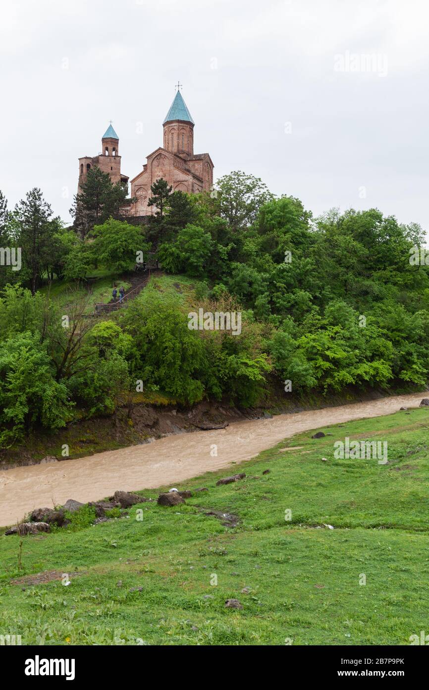 Georgische Landschaft mit Gebirgsfluss und Gremi, Architekturdenkmal aus dem 16. Jahrhundert, königliche Zitadelle und Kirche der Erzengel in Kakheti, Stockfoto