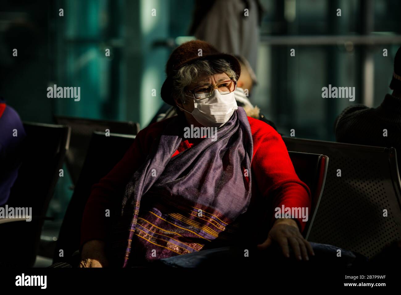 Otopeni, Rumänien - 25. Februar 2020: Passagiere auf dem internationalen Flughafen Henri Coanda in der Nähe von Bukarest, Rumänien. Stockfoto