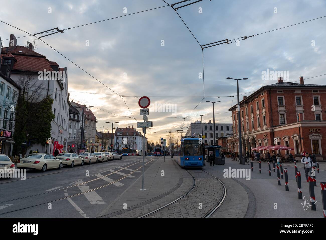 München, Deutschland. März 2020. München 17. März 2020 - abendliche Hauptverkehrszeit am Bahnhof Pasing. Der vordere Eingang der Busse war geschlossen, um die Busfahrer vor einer Infektion mit dem Corona-Virus zu schützen. Trotz der Warnung sind immer noch viele Menschen unterwegs. Credit: Thomas Vonier/ZUMA Wire/Alamy Live News Stockfoto