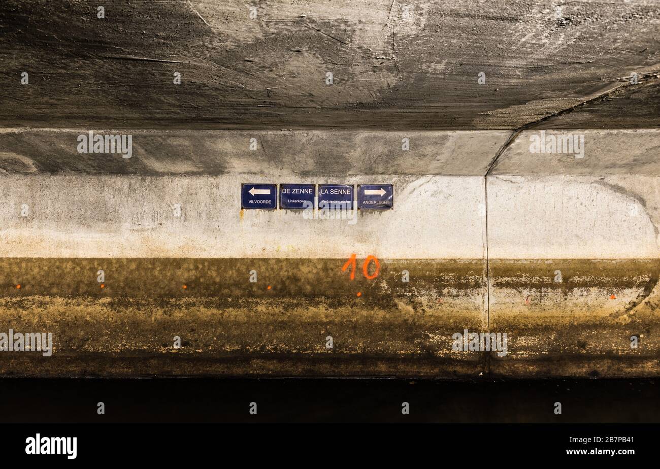 Anderlecht, Brüssel / Belgien - 07 16 2019: Zeichen des verdeckten Flusses La Senne in einem dunklen, düsteren Tunnel am Kanalmuseum Stockfoto