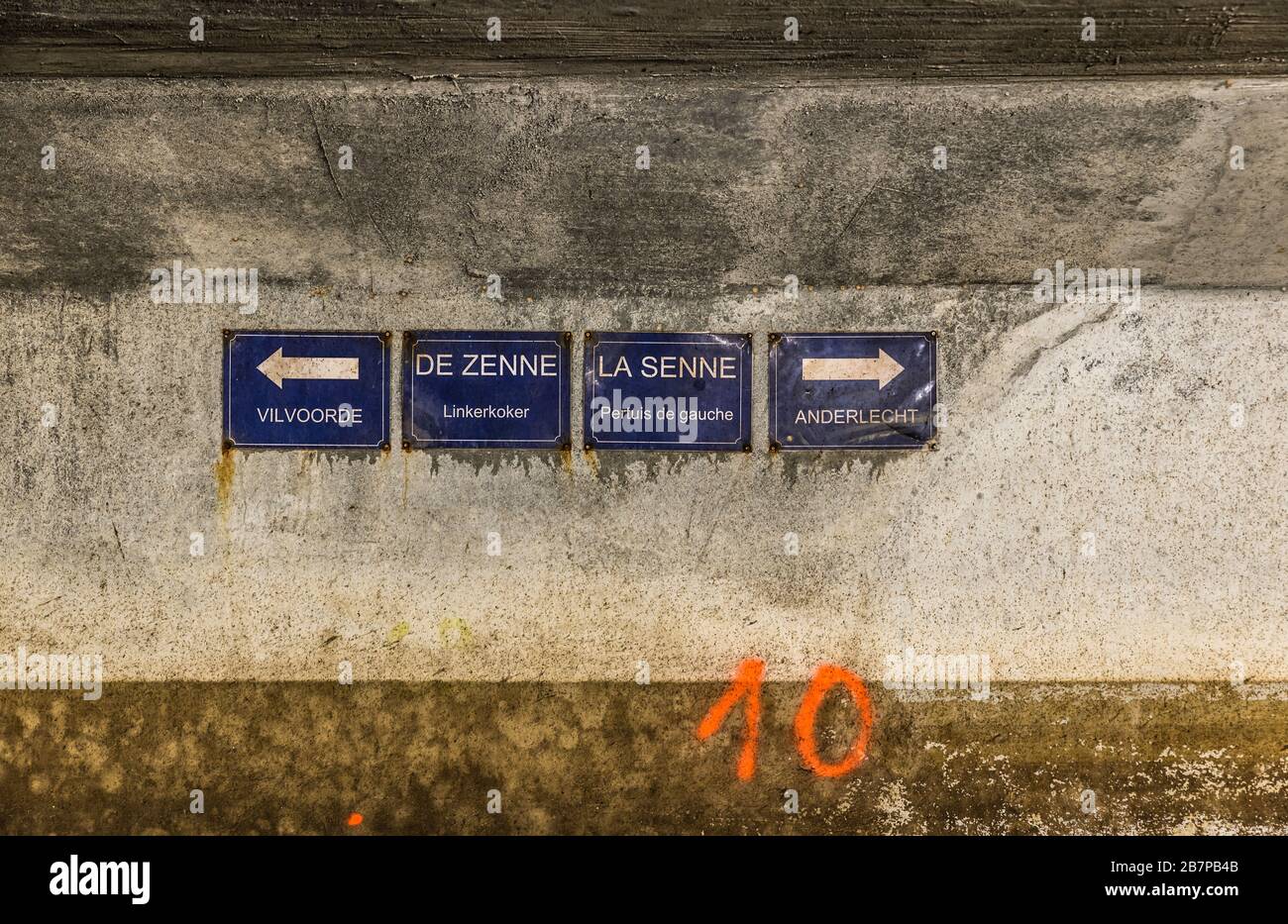 Anderlecht, Brüssel / Belgien - 07 16 2019: Zeichen des verdeckten Flusses La Senne in einem dunklen, düsteren Tunnel am Kanalmuseum Stockfoto