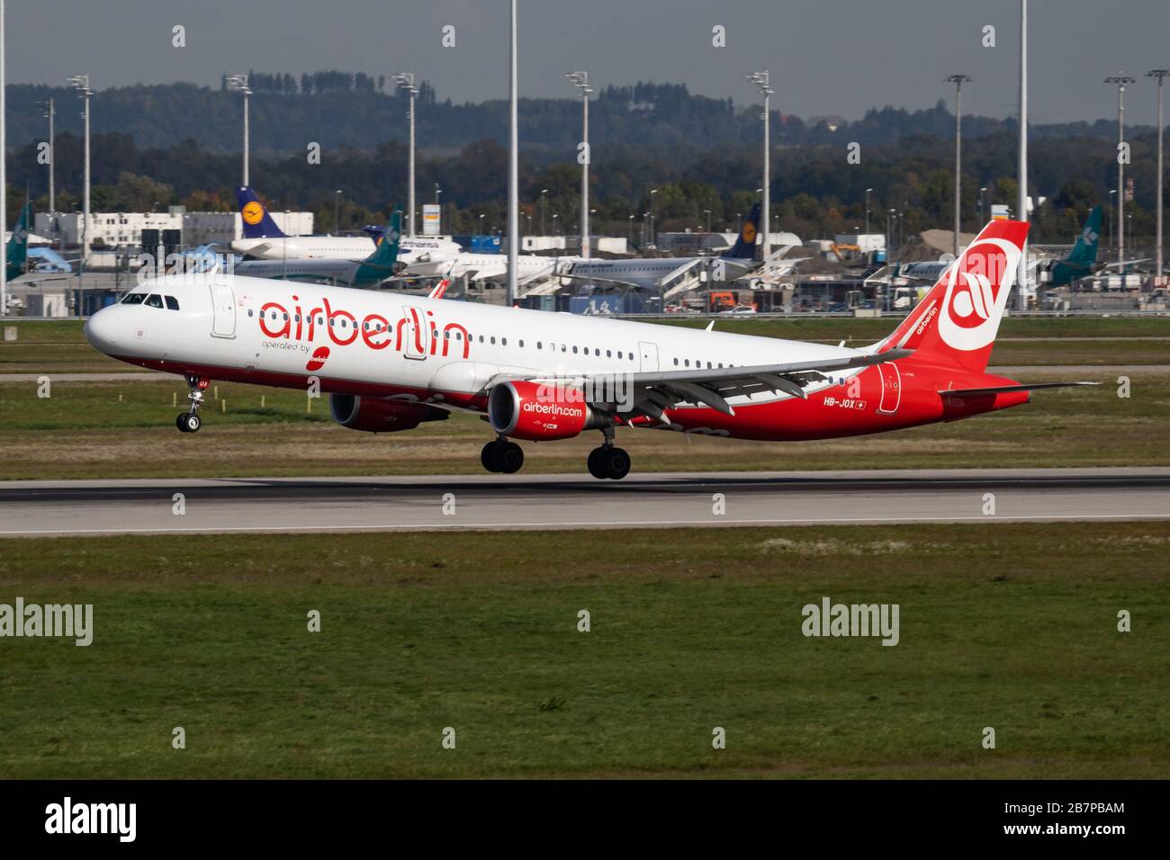 München/Deutschland - 4. Oktober 2017: Air Berlin Airbus A321 OE-JOX Passagierflugzeug an- und Landung am Flughafen München Stockfoto
