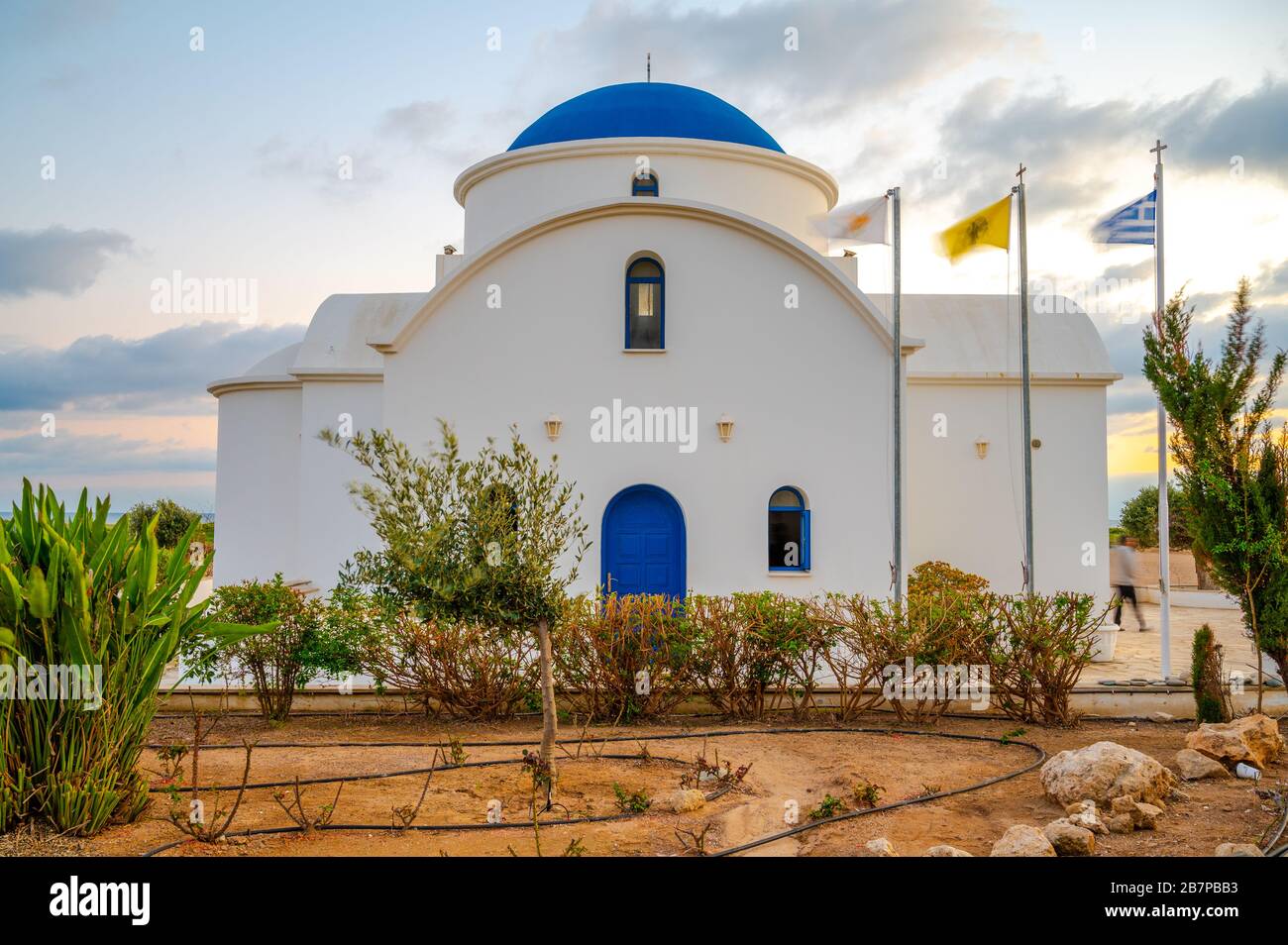 St. Nikolaus-Griechisch-orthodoxe Kirche an der Mittelmeerküste von Geroskipou, Pahos, Zypern bei Sonnenuntergang gefangen genommen Stockfoto