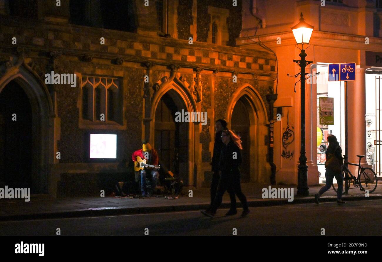 Brighton UK, 17. März 2020 - EIN Musiker tritt auf den normalerweise belebten Straßen von Brighton auf, ist aber heute Abend sehr ruhig wegen der COVID-19-Krise von Coronavirus und der Regierung, die Menschen auffordert, zu Hause zu bleiben: Credit Simon Dack/Alamy Live News Stockfoto