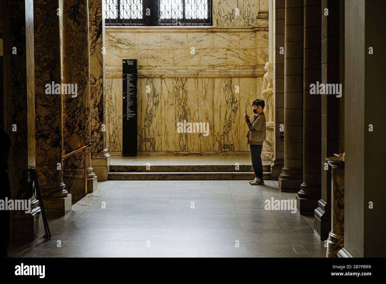 Ein Tourist trägt eine schwarze Gesichtsmaske im V&A Museum, Kensington, London, Großbritannien während der Corona-Virus/Covid-19-Pandemie. März 2020 Stockfoto