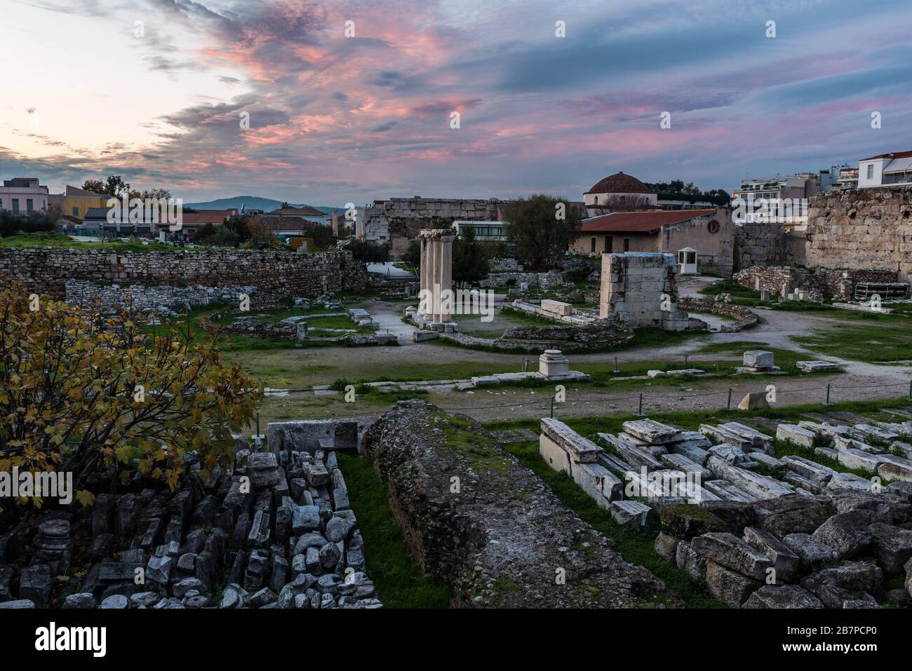 Athens Old Town, Attica/ Greece - 12 28 2019: Blick über die römische Agora bei einem violetten Sonnenuntergang Stockfoto