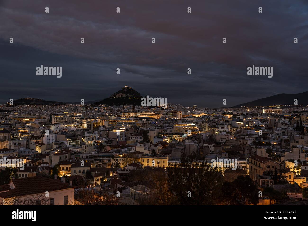Blick über den Akropolis-Hügel bei Nacht Stockfoto