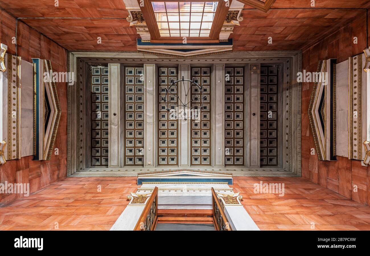 Athens Old Town, Attica/ Greece - 12 28 2019: Interieur der griechischen Nationalakademie im neoklassischen Stil mit Ornamenten Stockfoto