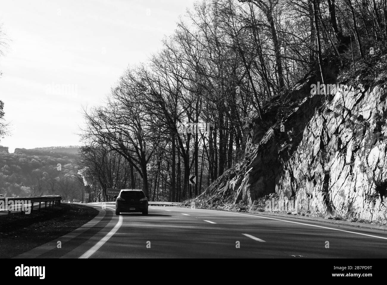 Schwarz-Weiß-Auto auf einer Autobahn Stockfoto