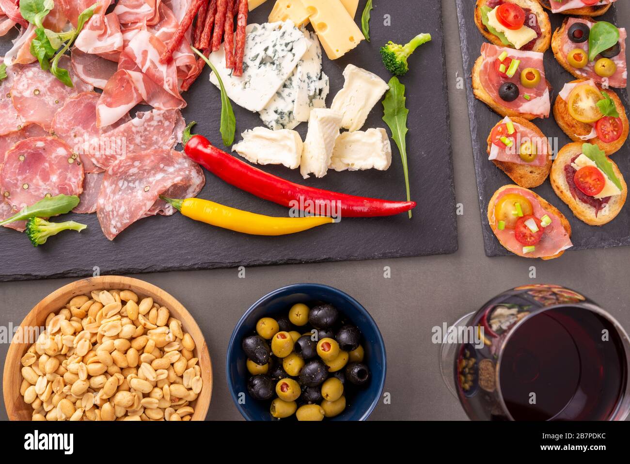 Verschiedene Vorspeisen auf einem Schieferteller. Schinken, Käse und Wurst. Ansicht von oben Stockfoto