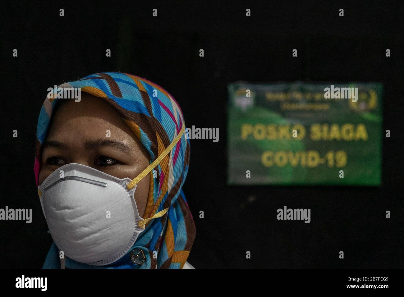 März 2020, Lhokseumawe, Aceh, Indonesien: In Krankenhauszelten befanden sich Gesundheitsmitarbeiter, die Gesichtsmasken tragen, die auf einen möglichen Ausbruch des COVID-19-Coronavirus in Lhokseumawe, Aceh vorbereitet waren. Am Dienstag kündigte die indonesische Regierung eine Erhöhung der positiven Fälle des COVID-19-Coronavirus auf 172 Menschen an und bestätigt, dass 5 Menschen gestorben waren, und 9 sich erholt hatten. (Bild: © Zikri Maulana/ZUMA Draht) Stockfoto