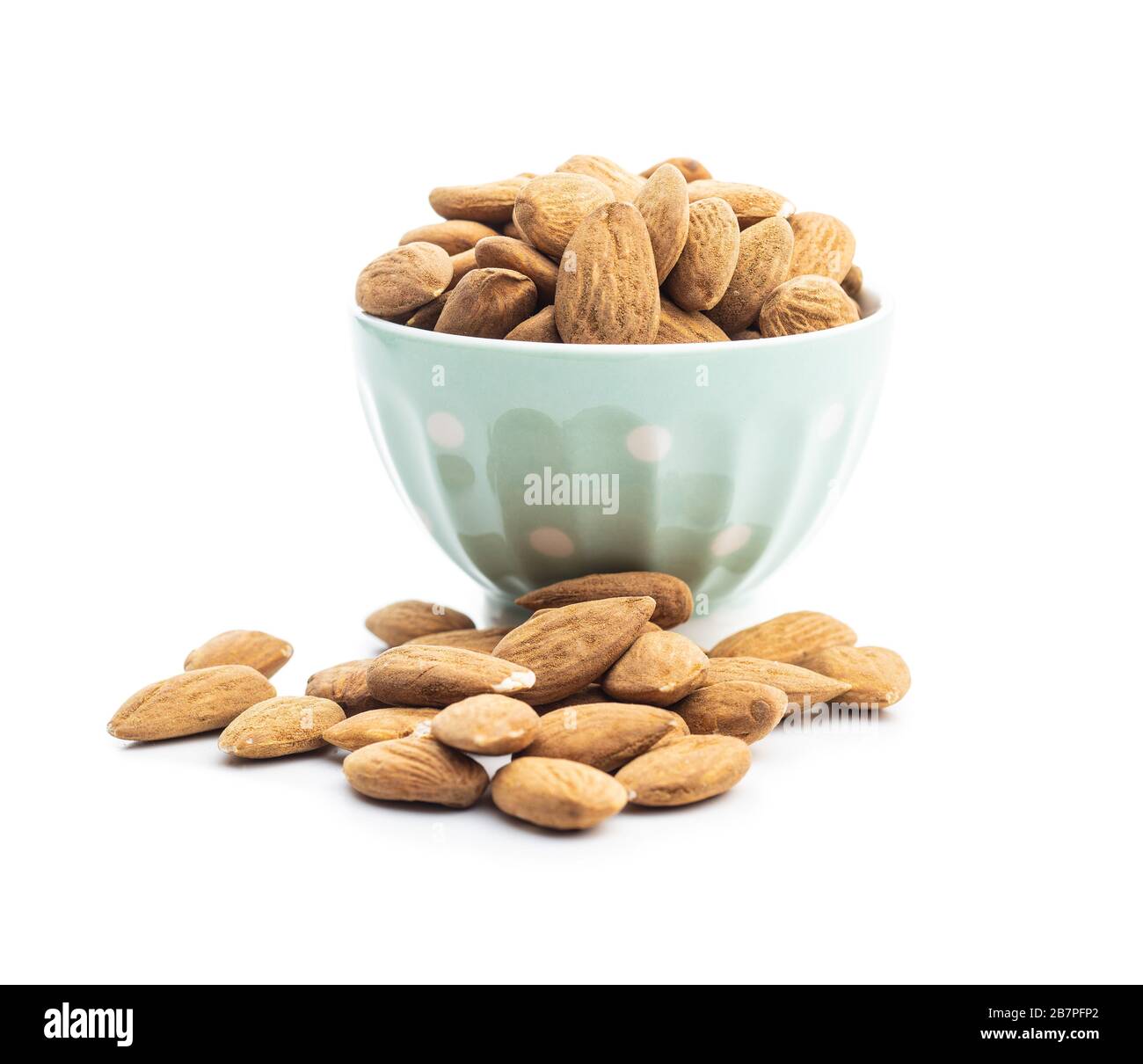 Getrocknete Mandeln Nüsse in der Schüssel isoliert auf weißem Hintergrund. Stockfoto