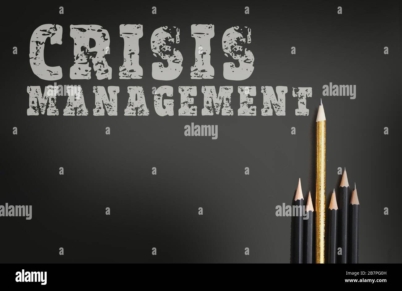 Krisenmanagement, Worte auf schwarzem Hintergrund. Geschäftskonzept Risikomanagement Stockfoto