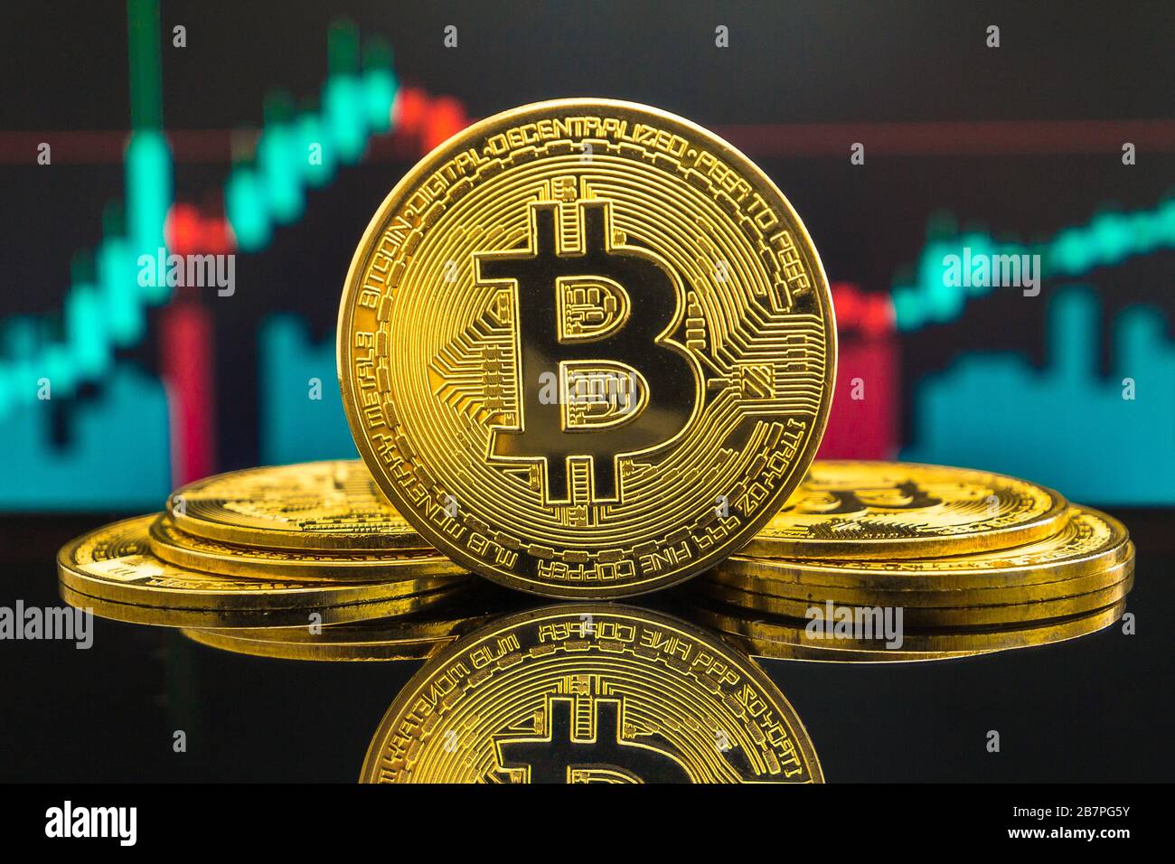 Bitcoin Cryptocurrency Goldmünze. Handel an der Kryptokurrency Exchange. Trends bei den Bitcoin-Wechselkursen. Anstieg- und Falldiagramme von Bitcoin. Stockfoto