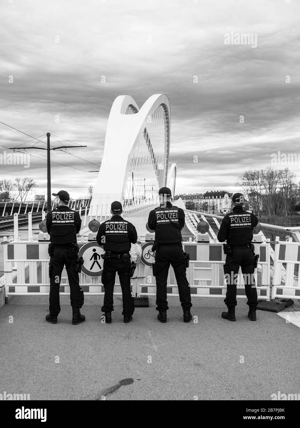 Kehl, Deutschland - 16. März 2020: Deutsche Polizeibeamte kontrollieren den Verkehr am Grenzübergang in Kehl aus Frankreich Straßburg bei Krisenmaßnahmen im Kampf gegen Coronavirus Stockfoto