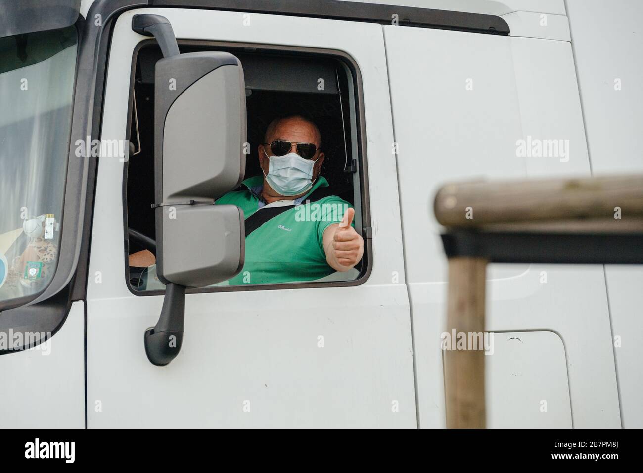Kehl, Deutschland - 16. März 2020: Lkw-Fahrer in Mercedes-Benz Actros mit  Schutzmaske zeigt OK-Zeichen beim Grenzübergang Strasbourg Kehl  Krisenmaßnahmen gegen das neuartige Coronavirus Stockfotografie - Alamy
