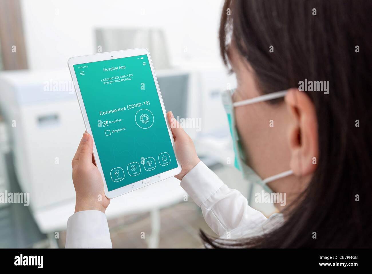 Laborcorona-Virusforschung. Wissenschaftlerkonzept mit Tablette und Forschungsergebnissen Stockfoto