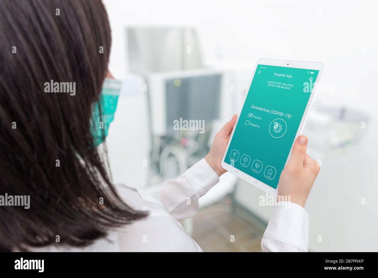 Hosital App auf Tablette in Frauen Hände mit Corona-Virus positive Befund Konzept Stockfoto