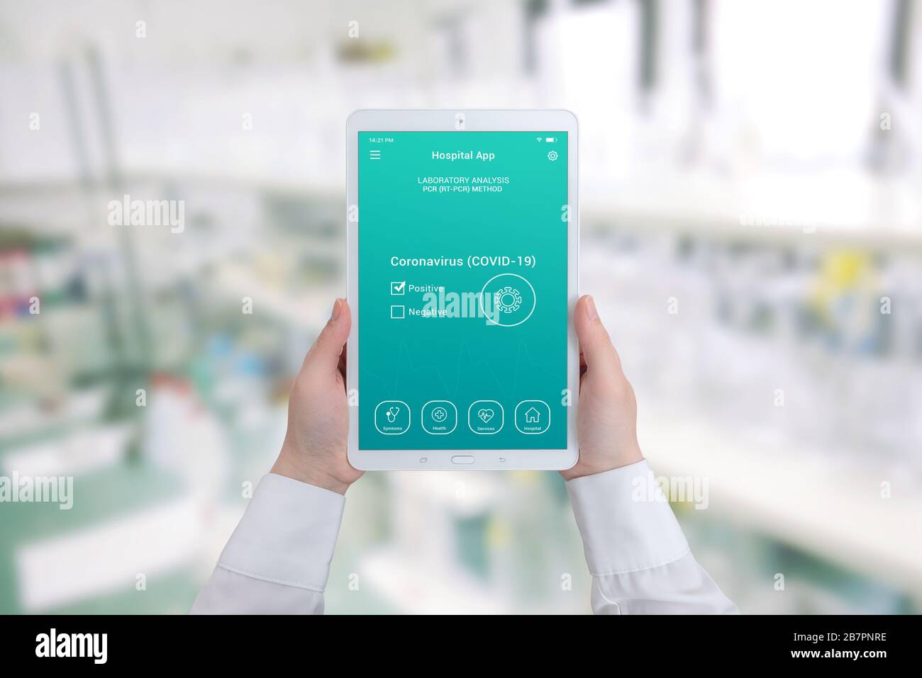 Coronavirus positiver Test auf Tablettenbildschirm in den Händen der Frau. Krankenhauslabor im Hintergrund Stockfoto
