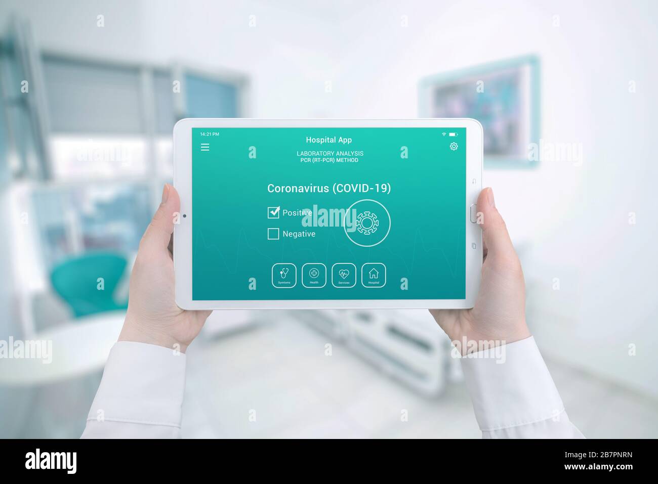 Tablette mit den positiven Ergebnissen des Corona-Virus in den Händen einer Krankenschwester in einem Krankenhauszimmer Stockfoto