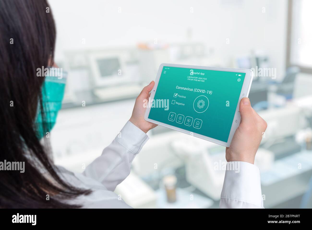 Coronavirus COVID-19 finden auf einer Tablette in den Händen eines Spezialisten. Hosital Labor im Hintergrund. Flaches App-Konzept Stockfoto