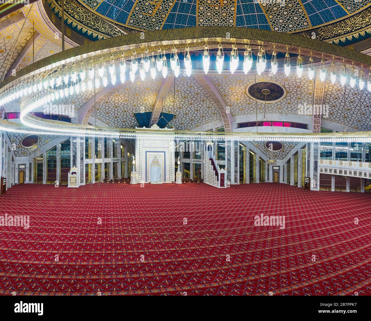 Leerer Saal der nach Aymani Kadyrova benannten Moschee in der Stadt Argun tschetschenische Republik der Russischen Föderation. Luxuriöse Architektur Stockfoto