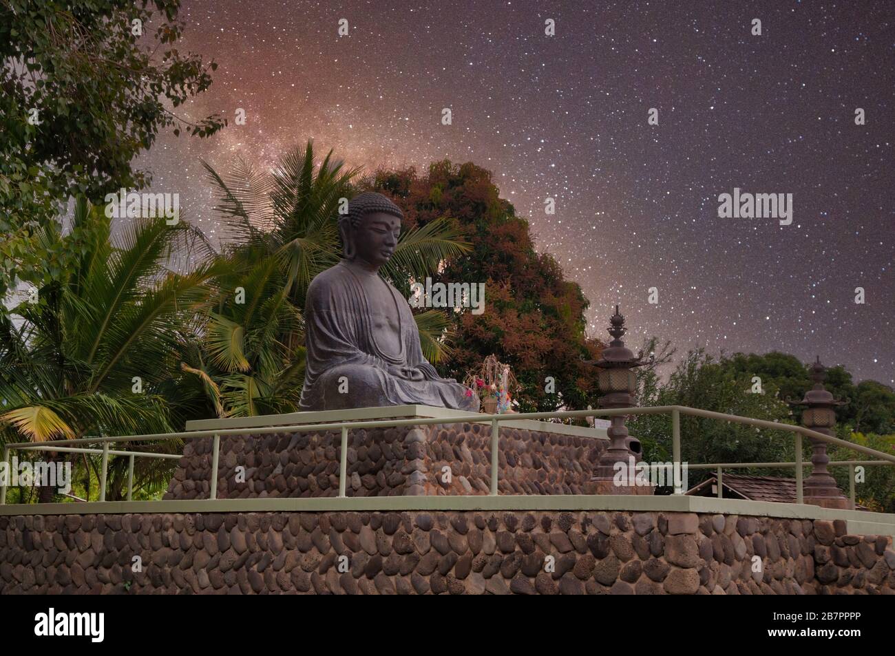Statue des Buddha in der Nacht mit Sternenhimmel. Stockfoto