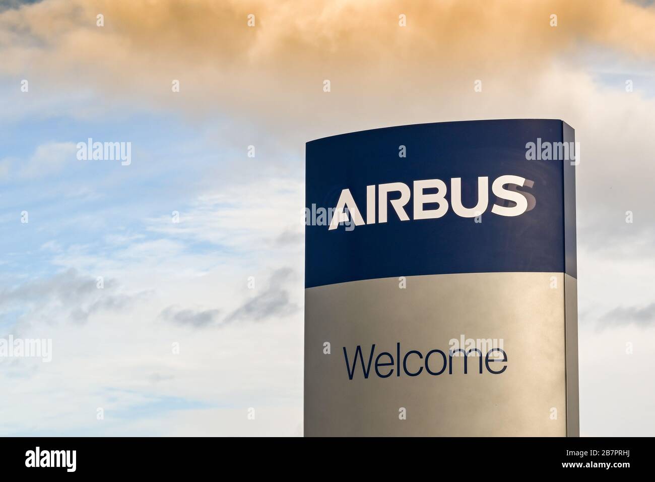 BROUGHTON, WALES - MÄRZ 2020: "Willkommensschild" vor dem Eingang zum Airbus-Plan in Broughton. Das Werk stellt die Flügel für Airbus-Flugzeuge her. Stockfoto