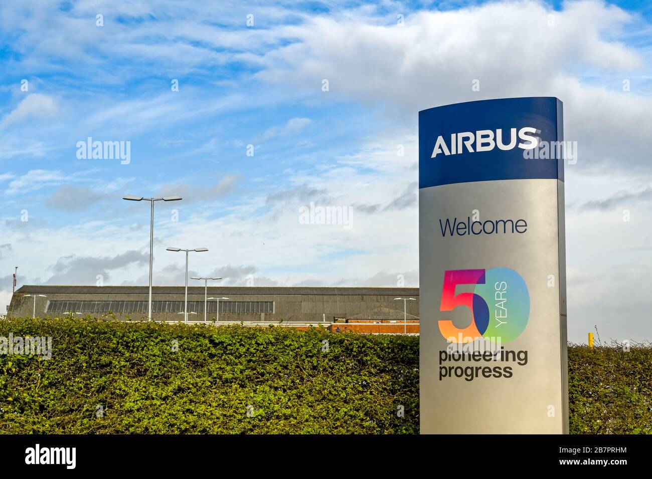 BROUGHTON, WALES - MÄRZ 2020: "Willkommensschild" vor dem Eingang zum Airbus-Plan in Broughton. Das Werk stellt die Flügel für Airbus-Flugzeuge her. Stockfoto