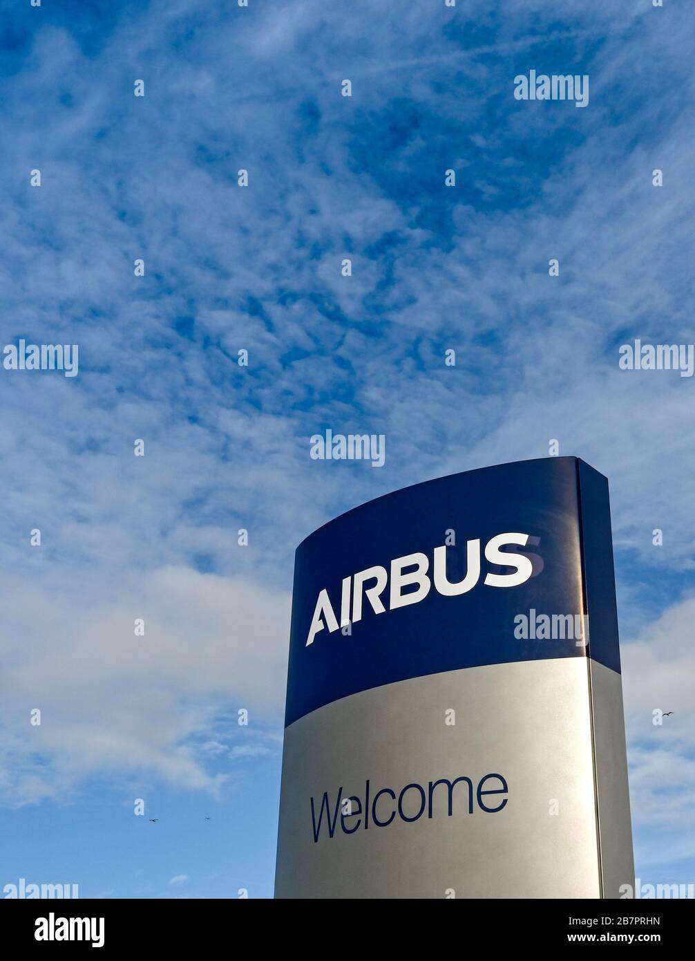 BROUGHTON, WALES - MÄRZ 2020: Schild vor dem Eingang zum Airbus-Plan in Broughton. Das Werk stellt die Flügel für Airbus-Flugzeuge her. Stockfoto
