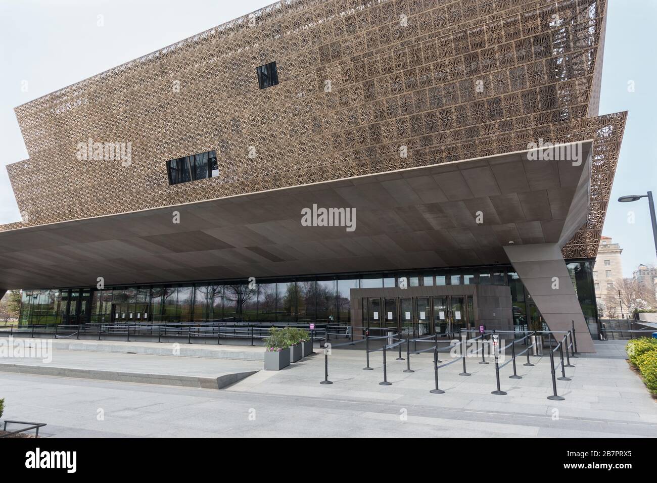 Normalerweise voller Touristen, ist der Eingang zum Museum of African American History and Culture in Washington, DC verlassen, da alle Museen wegen Vorsichtsmaßnahmen für Coronavirus geschlossen wurden. März 2020. Stockfoto