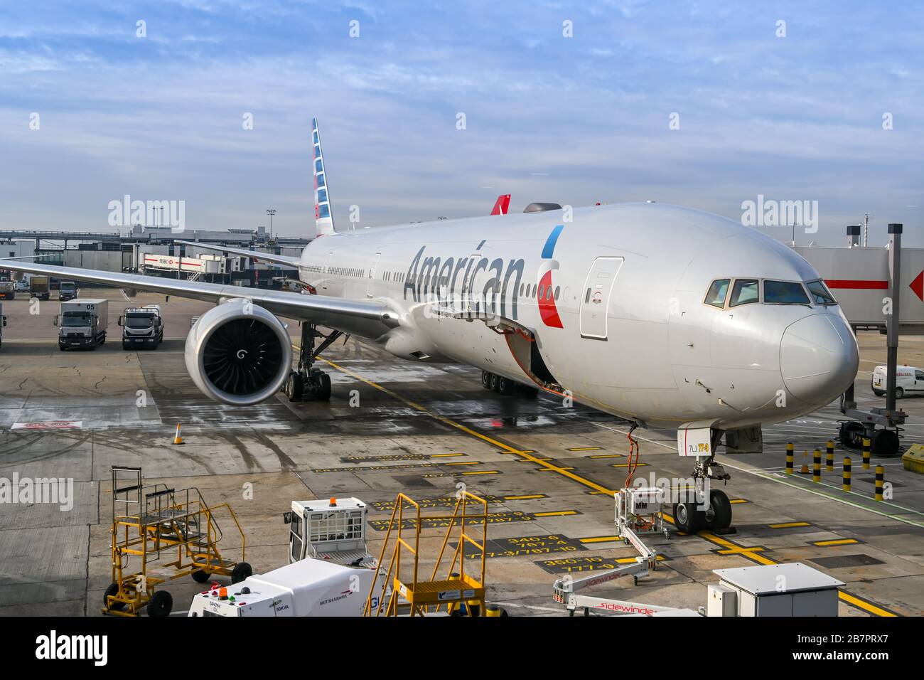 LONDON, ENGLAND - NOVEMBER 2018: Langstreckenflieger Boeing 777 der American Airlines, geparkt am Terminal 3 am Flughafen London-Heathrow. Stockfoto