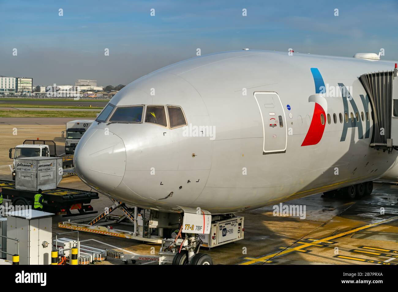LONDON, ENGLAND - NOVEMBER 2018: Langstreckenflieger Boeing 777 der American Airlines, geparkt am Terminal 3 am Flughafen London-Heathrow. Stockfoto