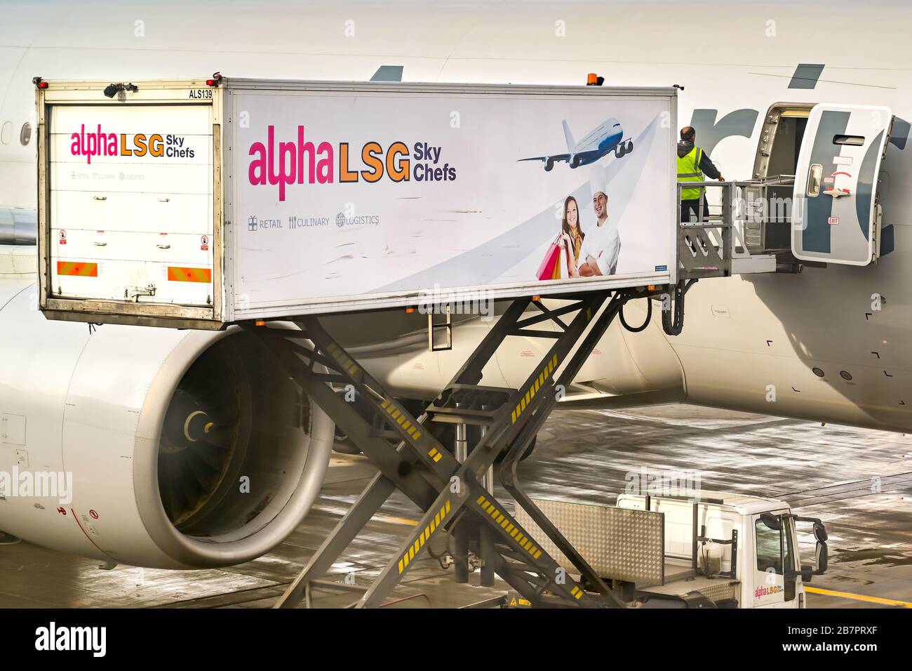 LONDON, ENGLAND - NOVEMBER 2018: Scherenhubwagen des Fluggastunternehmens Alpha HSG Sky Chefs, der Essen und Getränke in ein Flugzeug lädt Stockfoto