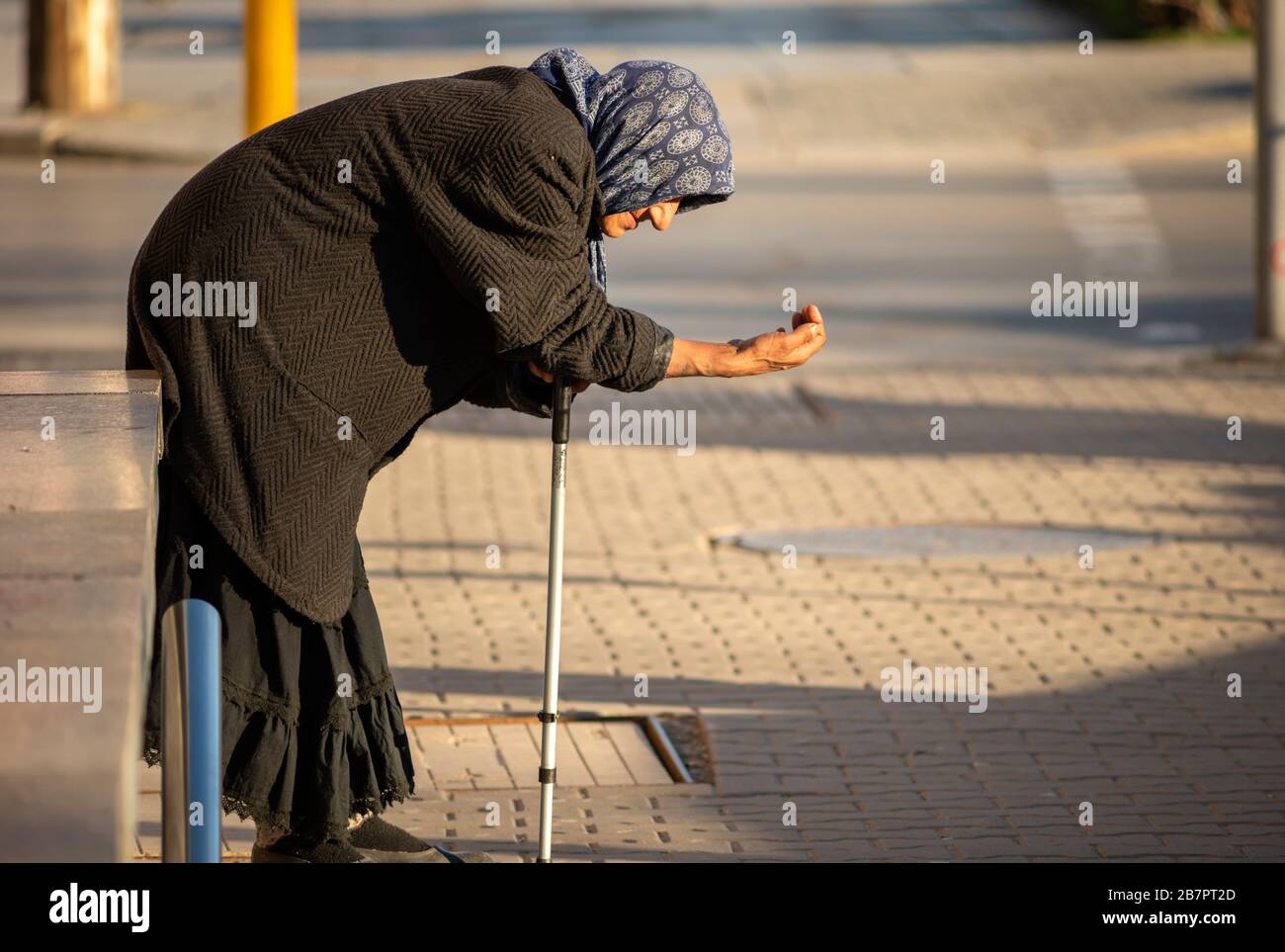 Die alte Bettler-Seniorin bettelt seit 2020 auf den Straßen in Sofia, Bulgarien, um Geld Stockfoto
