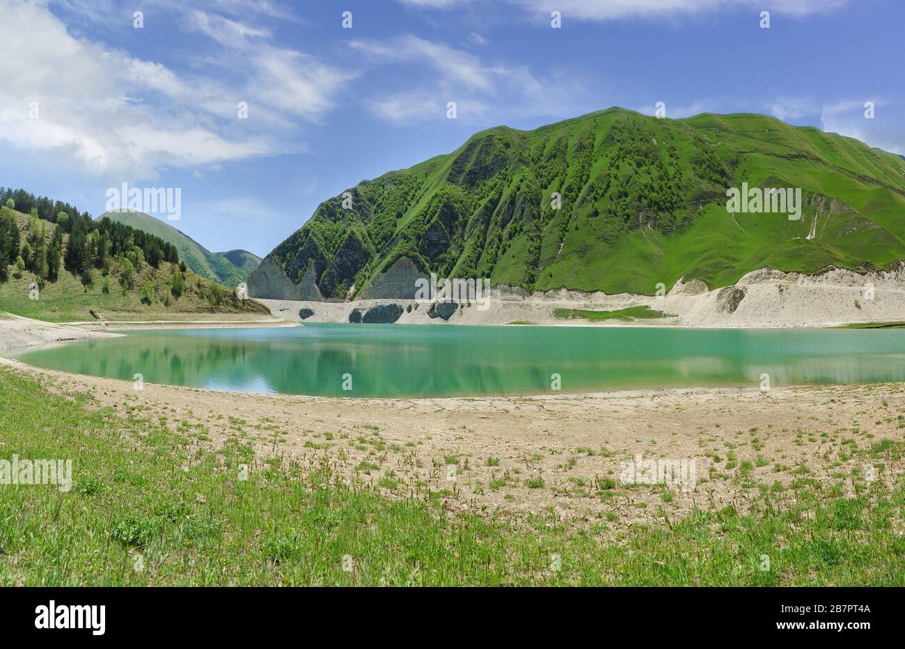 Hochbergsee Kezenoi am - der größte See auf dem Gebiet der Tschetschenischen Republik und des Großkaukasus. Sonniger Tag im Frühsommer Stockfoto
