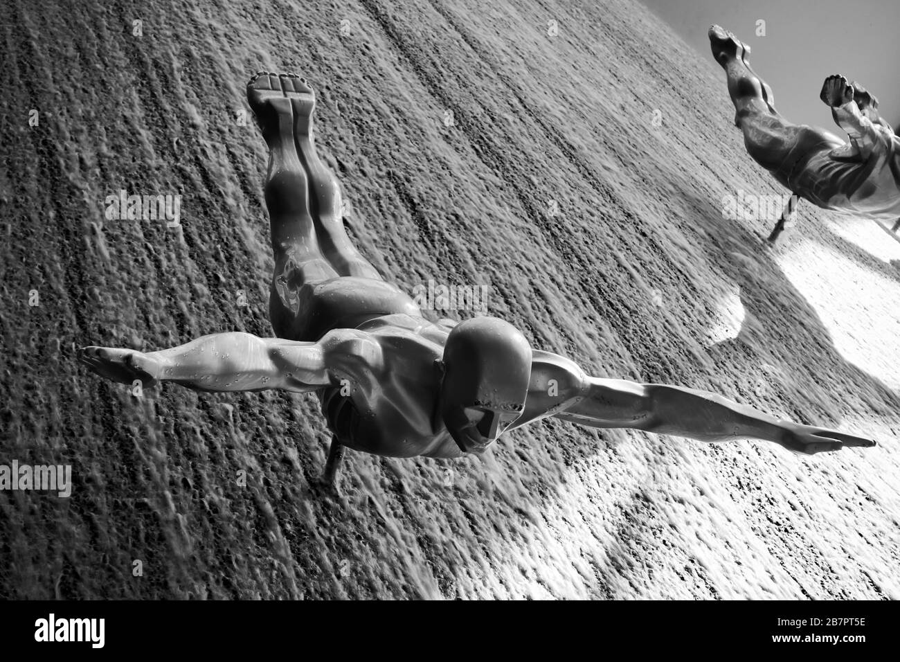 Dubai, VAE - 30. Januar 2020: Taucher des Dubai Mall Waterfall, Vereinigte Arabische Emirate. Schwarz-Weiß-Bild Stockfoto