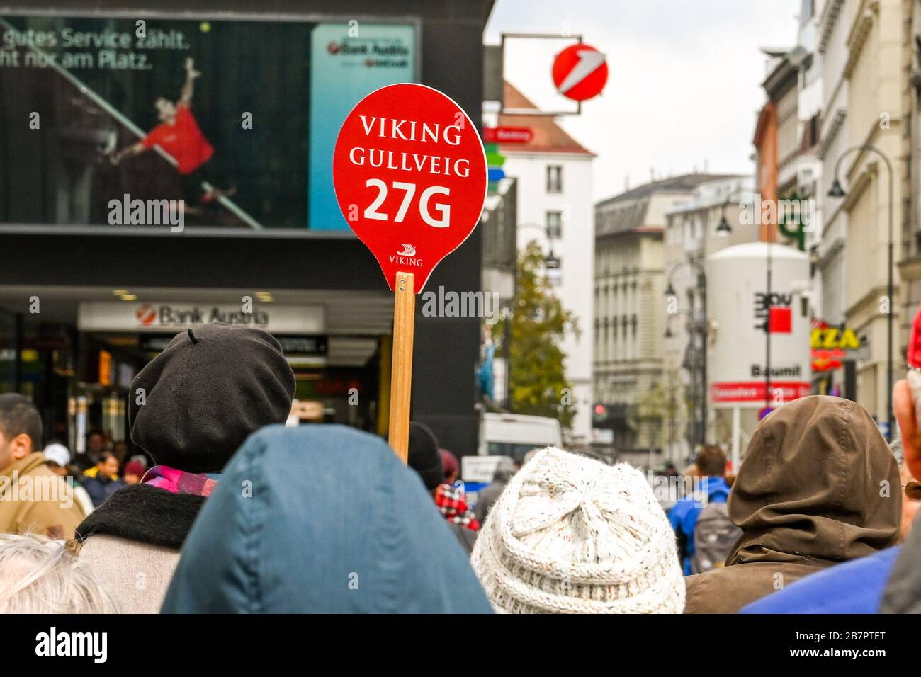 WIEN, ÖSTERREICH - NOVEMBER 2019: Schild, das der Führer einer Reisegruppe von Viking Cruises bei einem Wanderausflug in die Wiener Innenstadt hält Stockfoto