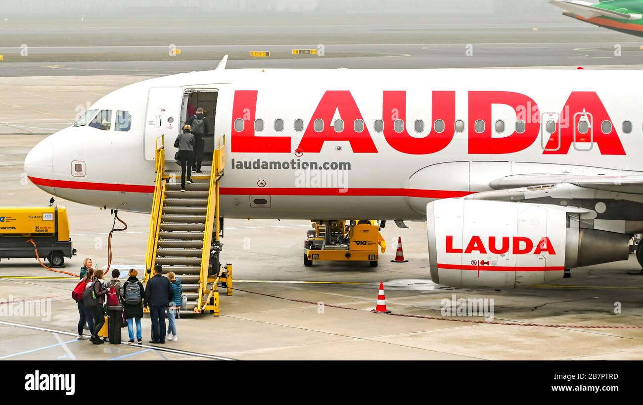 WIEN, ÖSTERREICH - NOVEMBER 2019: Passagiere, die einen Lauda Air-Airbus-Jet  am Flughafen Wien boardieren Stockfotografie - Alamy