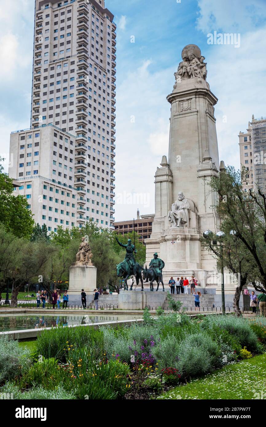 MADRID, SPANIEN - MAI 2018: Das 1929 erbaute Miguel de Cervantes Denkmal auf dem spanischen Platz in Madrid Stockfoto