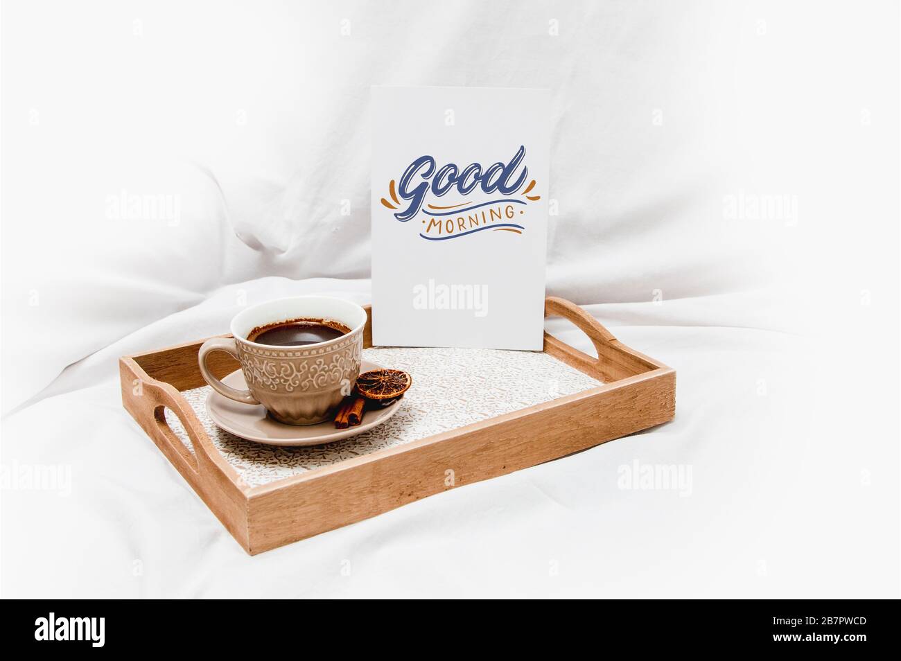 Frischer Morgenkaffee mit gutem morgendlichen Angebot auf einem Bettlaken Stockfoto