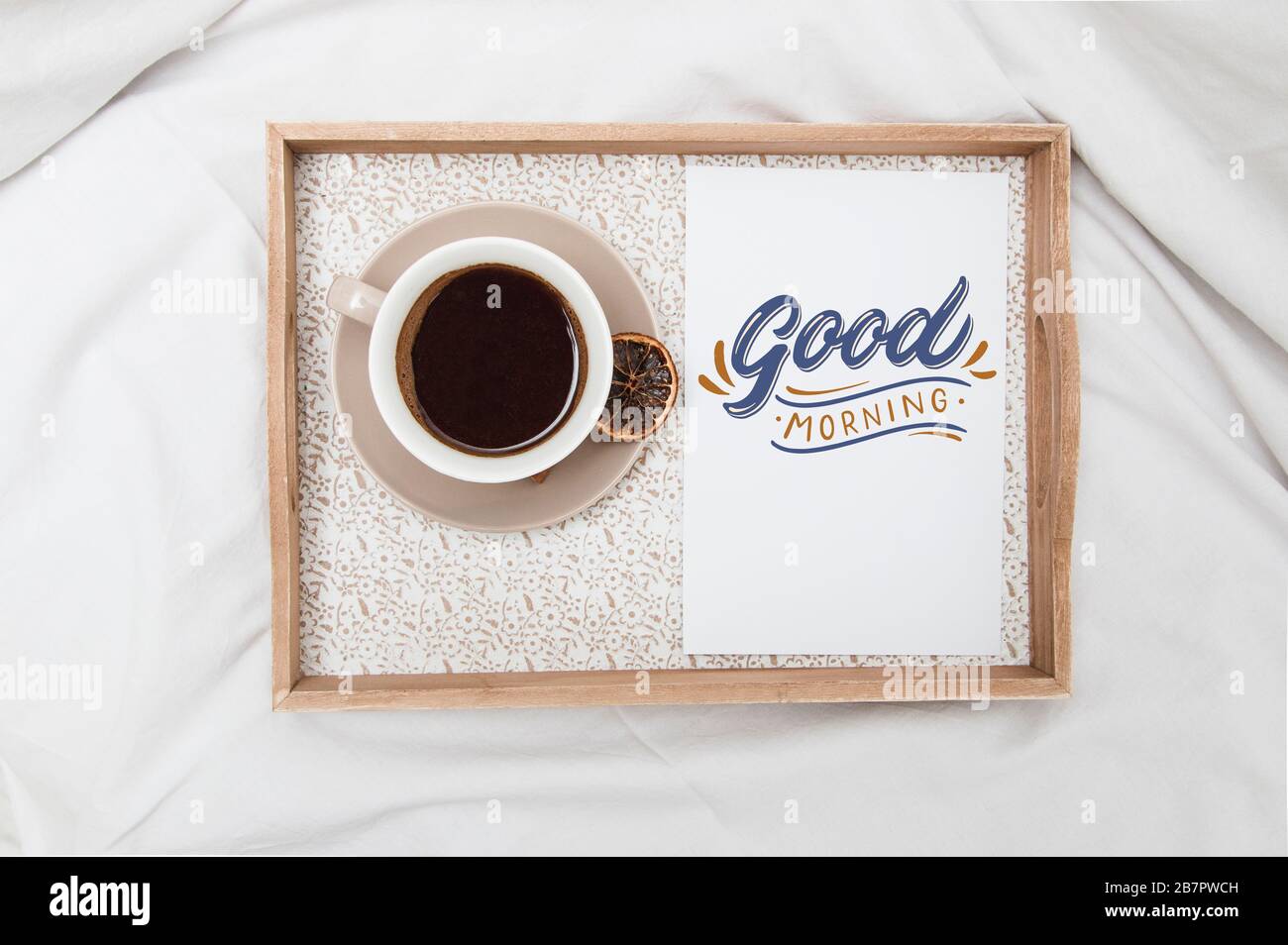 Frischer Morgenkaffee mit gutem morgendlichen Angebot auf einem Bettlaken Stockfoto