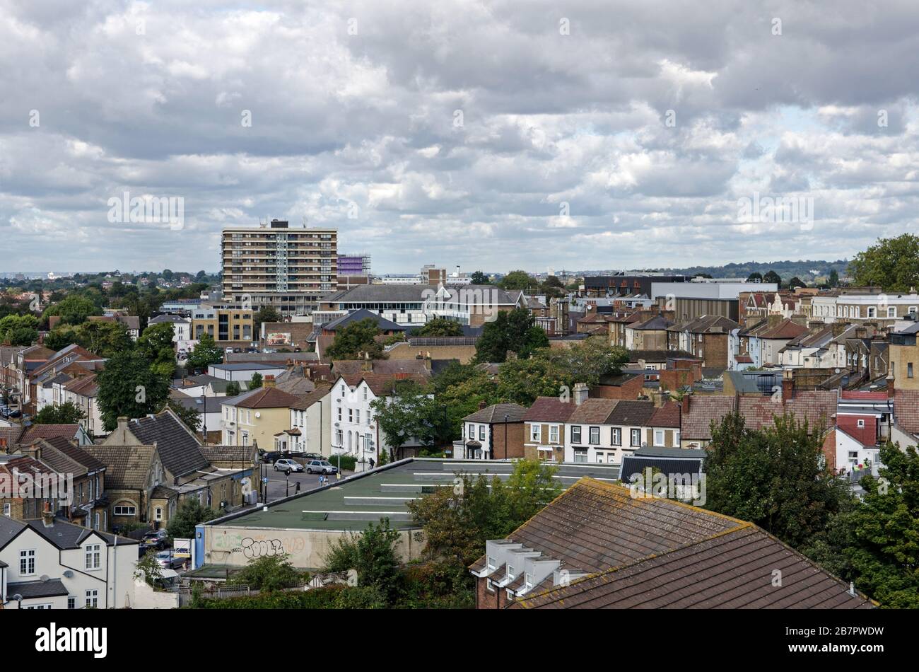 Blick von einem hohen Gebäude über Häuser und Wohnungen direkt nördlich vom Stadtzentrum von Croydon. Stockfoto